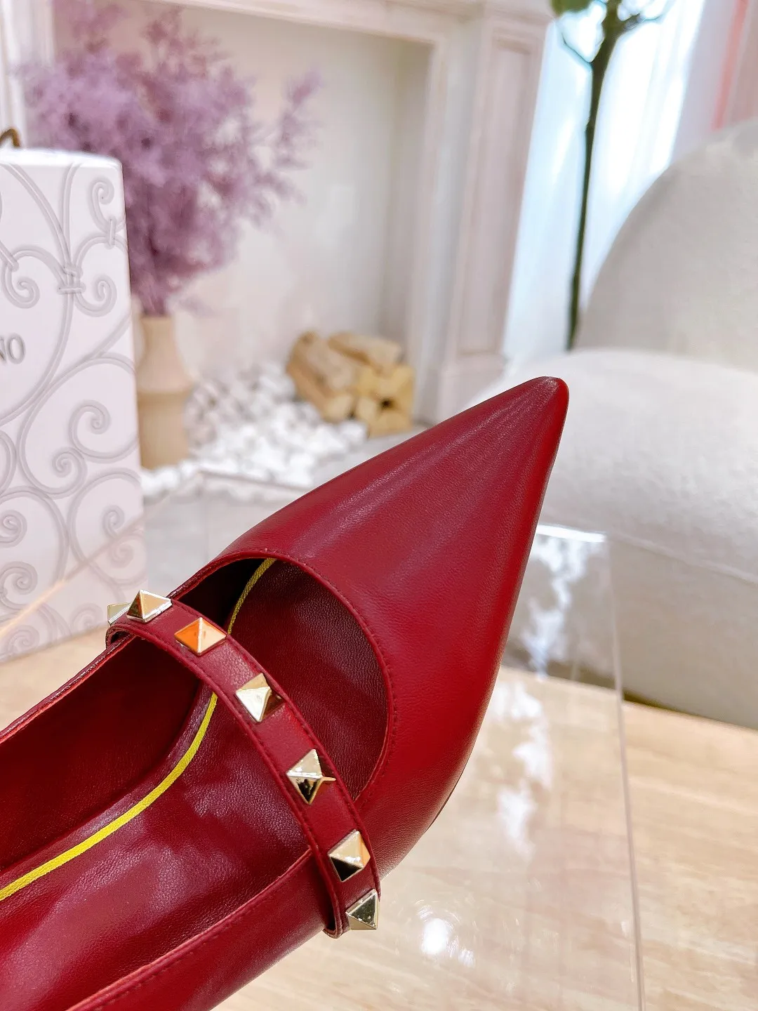 👟👟Ex-factory price 420👟👟 Genuine leather sole +40 🆕 Valentino. Valentino👑👑 latest counter series, perfect details, very eye-catching catwalk series recommendation (regular sole + genuine leather sole +40) V family’s popular rivet elements, luxurious and gorgeous! Various colors can be matched with beautiful clothes in spring and summer. There are many choices🎉🎉Exquisite and durable ~ The upper part is very pedicure style. The key point is that it is very good and easy to control. It does not grind the feet and does not tire the feet. It is a walking artifact. The last shape is completely compared to the counter. The details are perfect. Without the original version, it would not be so exquisite! (Note! The heel shape and height are exclusively molded according to the original version) 🔺Material: imported sheepskin, ����Inner padding: imported high-gloss sheepskin lining according to the original version 🔺4 colors: all black + white + black + pink + nude + burgundy 🔺Number of yards: 34 to 42 (customized for 42) 🔺Heel height: 7cm